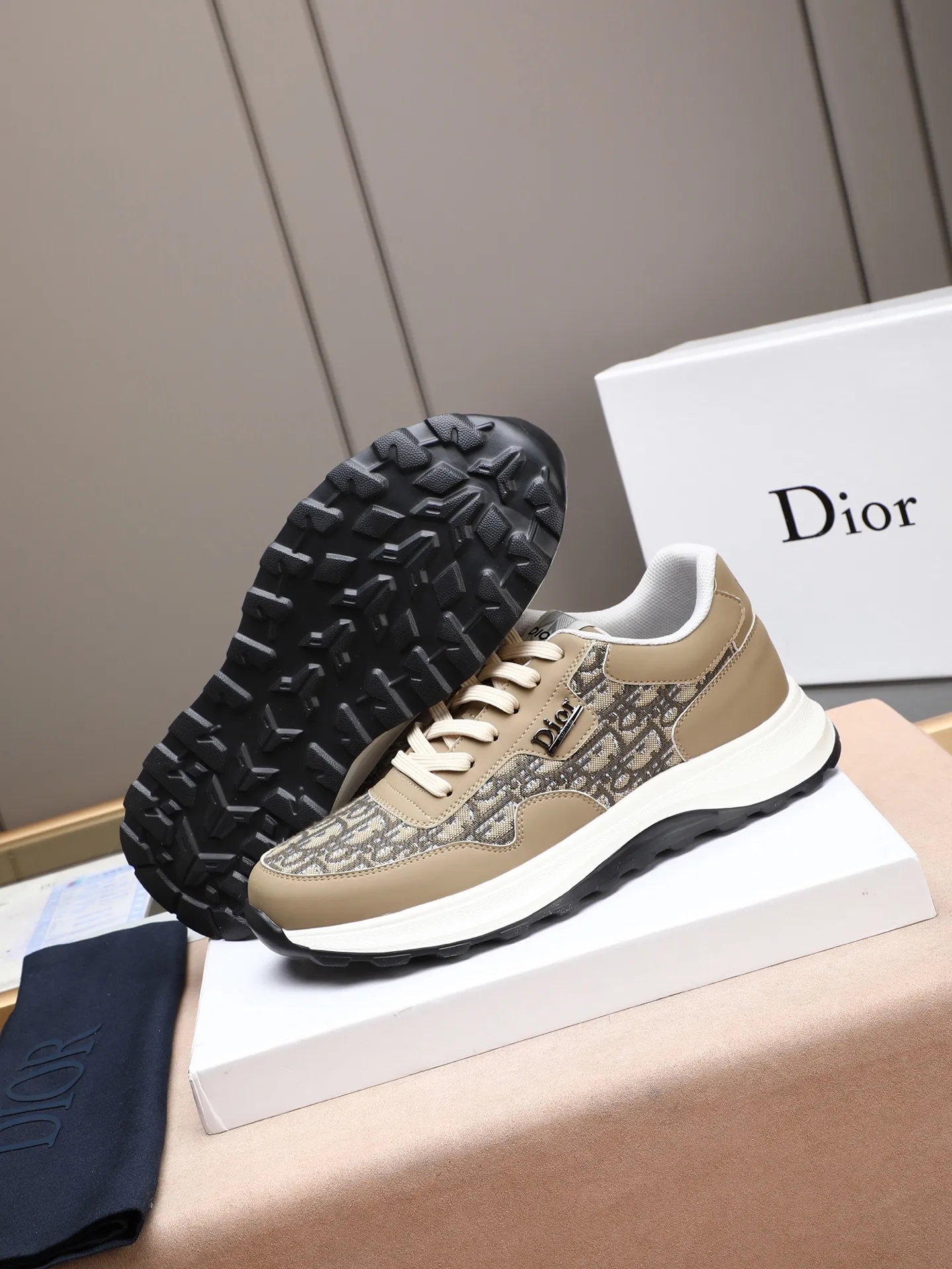 🆕🆕🆕Men's Shoes💰P460 Dior's avant-garde and versatile fashionable men's shoes are privately modeled, calfskin stitched with Dior's special waterproof fabric, fashionable, simple, stylish, eye-catching and classy. It will subvert old ideas and be a must-have for fashionistas who want to spend time with you! Must keep it for yourself! High-end comfort but low-end, high-end quality workmanship. Code number: 38-44 (45 customized) 4 colors for your choice [kiss][kiss][kiss]